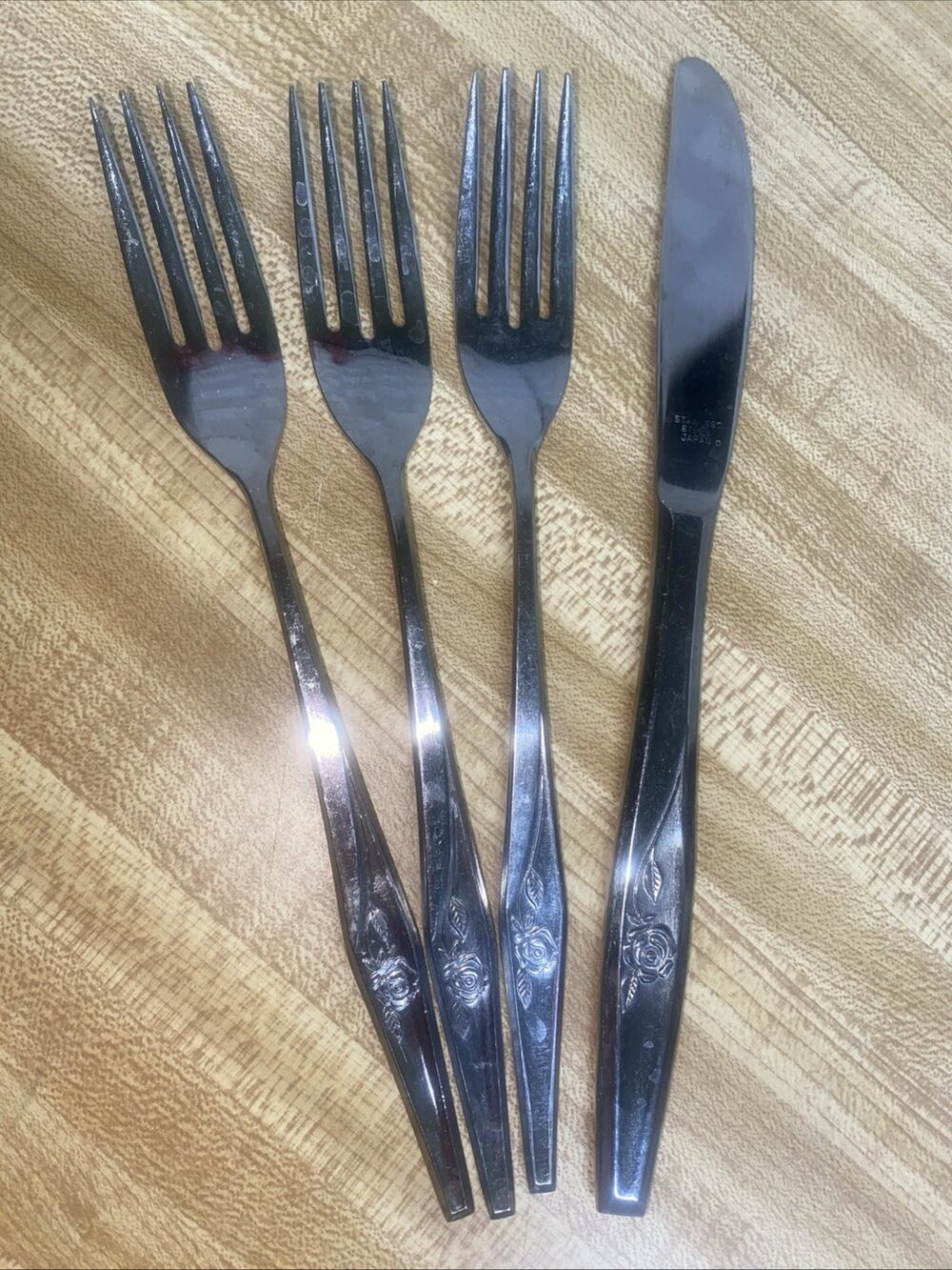 Set Of 4 VTG Oneida Lasting Rose Pattern Glossy Flatware Forks Knife
